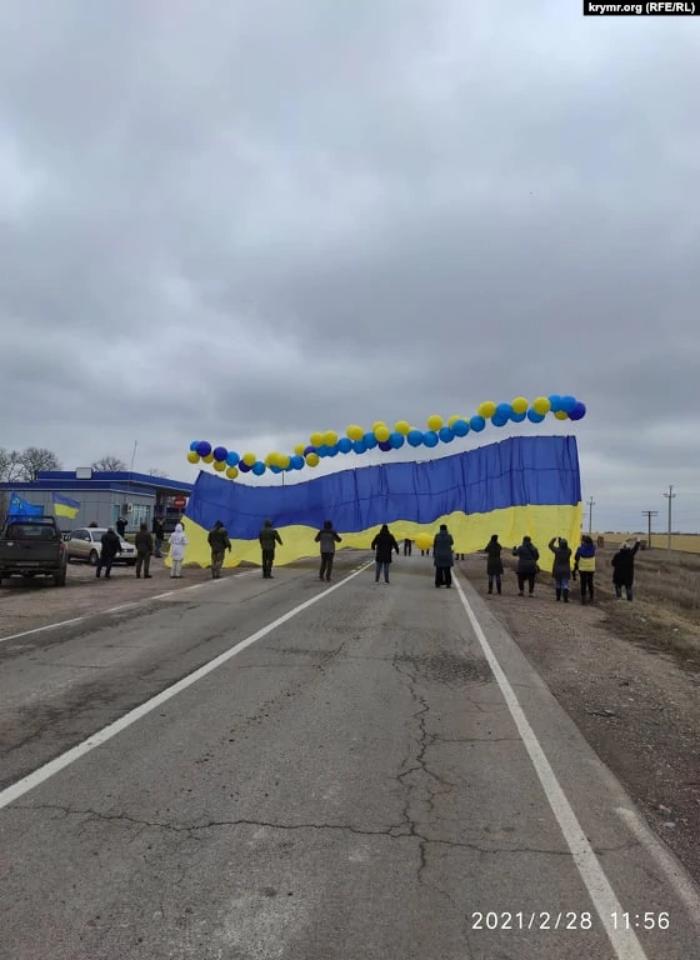 Прапор України запустили в бік тимчасово окупованого Криму, фото: «Крим. Реалії»