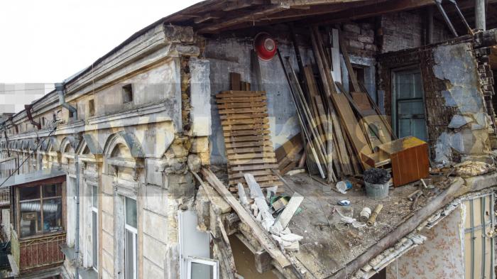 В Одесі обвалилася частина збудованого у XIX ст. будинку, фото: «Думская»