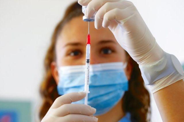 На вакцинацию от коронавируса можно записаться с 1 марта. Фото: BBC
