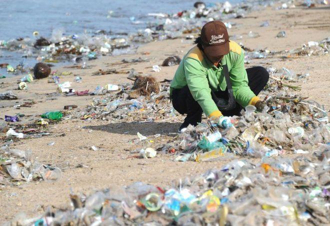 Тонны пластика покрыли пляжи Бразилии. Фото: BBC News