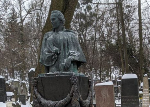 З меморіалу Лесі Українки хочуть прибрати цитату з газети «Правда». Фото: Суспільне