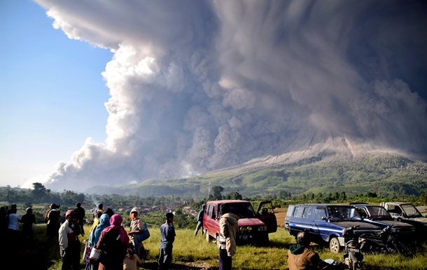 Вулкан в Індонезії викинув стовп попелу на п'ять кілометрів. Фото: Twitter