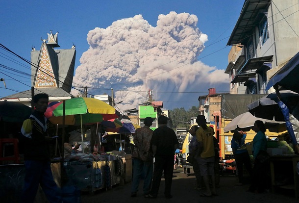 Вулкан в Индонезии выбросил столб пепла на пять километров. Фото: Twitter