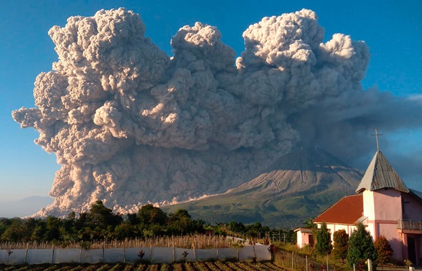 Вулкан в Індонезії викинув стовп попелу на п'ять кілометрів. Фото: Twitter