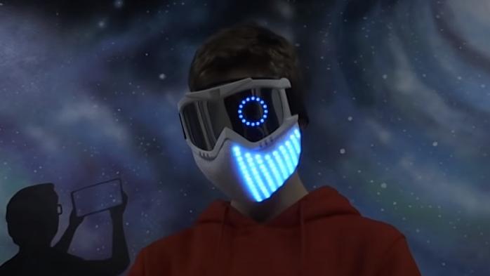 Интерактивную маску с эмоциями изобрел школьник из Одессы. Фото: скриншот с видео