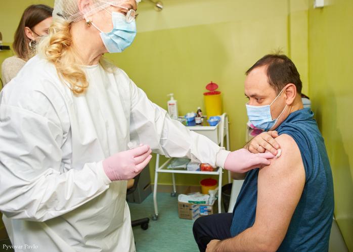 Мэр «красного» Ивано-Франковская уколол COVID-вакцину, вспышка в регионе не утихает, фото — ФБ Р.Марцинкива