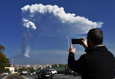 Извержение вулкана Этна на Сицилии. Фото: ragusanews.com, ansa.it