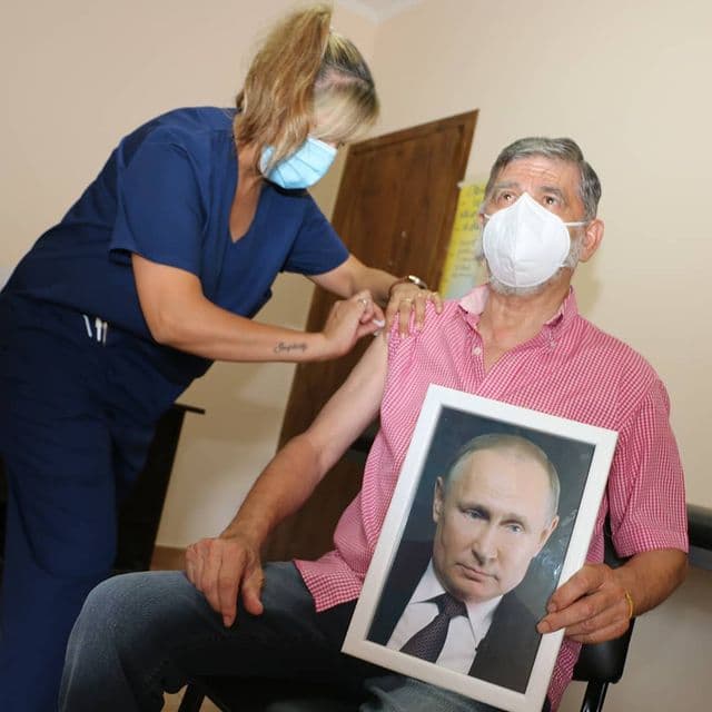 Мэр был «Спутником V» с портретом Путина в руках. Фото: Twitter