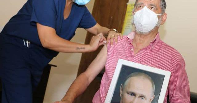 Мэр был «Спутником V» с портретом Путина в руках. Фото: Twitter