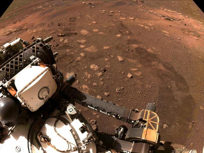 Марсоход Perseverance впервые проехался по Красной планете. Фото: Reuters
