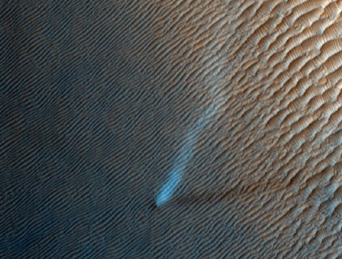 Пылевой дьявол на Марсе попал на фото. Фото: NASA