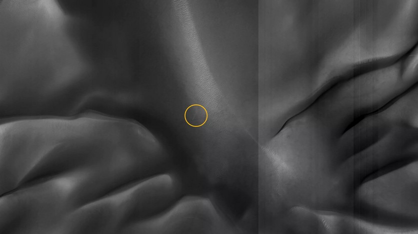 Пиловий диявол на Марсі потрапив на фото. Фото: NASA