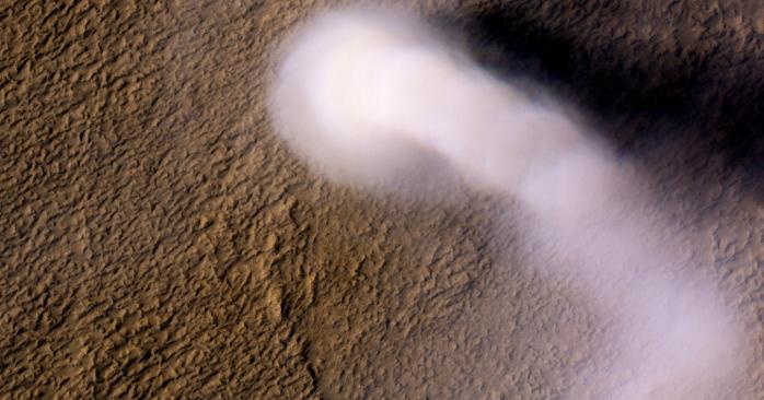 Пылевой дьявол на Марсе попал на фото. Фото: infuture.ru