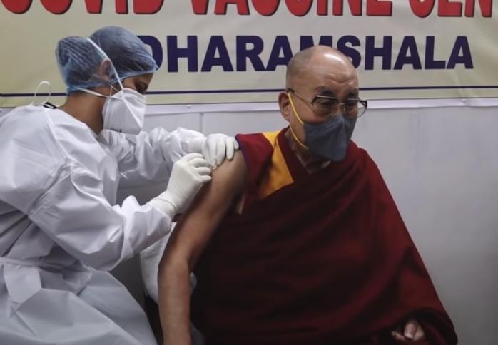 Далай-лама привился COVID-вакциной Covishield. Скриншот с видео