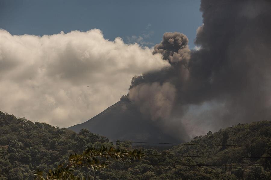 Виверження вулкана. Фото: Twitter