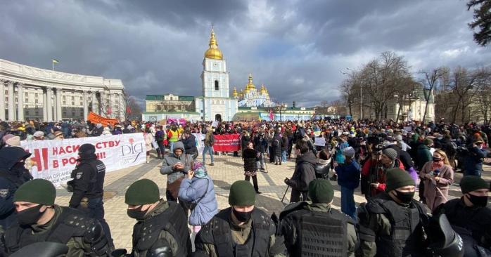 Марш жінок проходить у Києві. Скріншот із відео