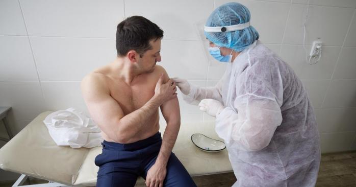 В Украине продолжается вакцинация населения препаратом Covishield, фото: Владимир Зеленский