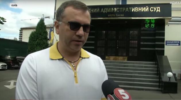 Поки у Києві засідає з'їзд суддів, голова ОАСК Вовк далі ховається від Антикорсуду