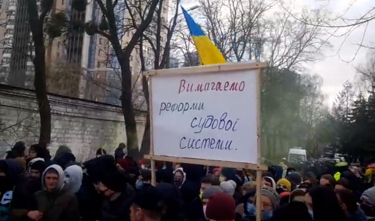 Автозак із Антоненком блокували біля суду в Києві, скріншот відео