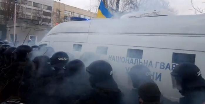 Автозак із Антоненком блокували біля суду в Києві, скріншот відео