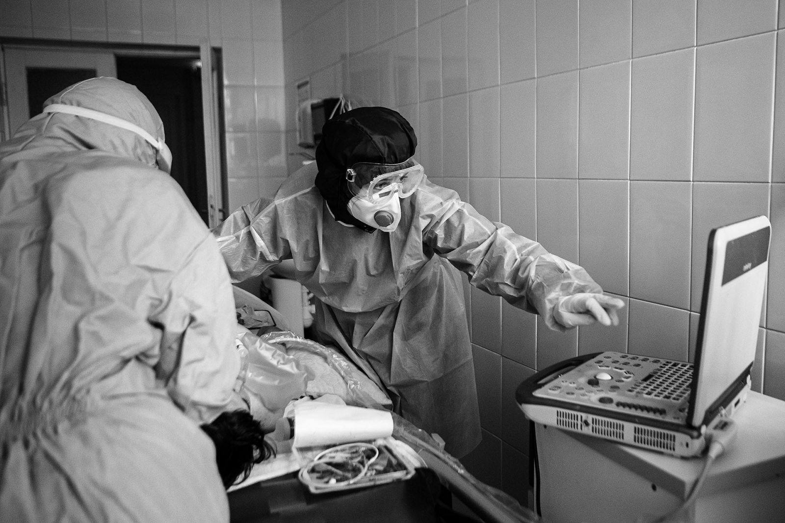 Семеро хворих на шість ліжок — важкі фото з COVID-центру в Ужгороді, фото — Сергій Гудак