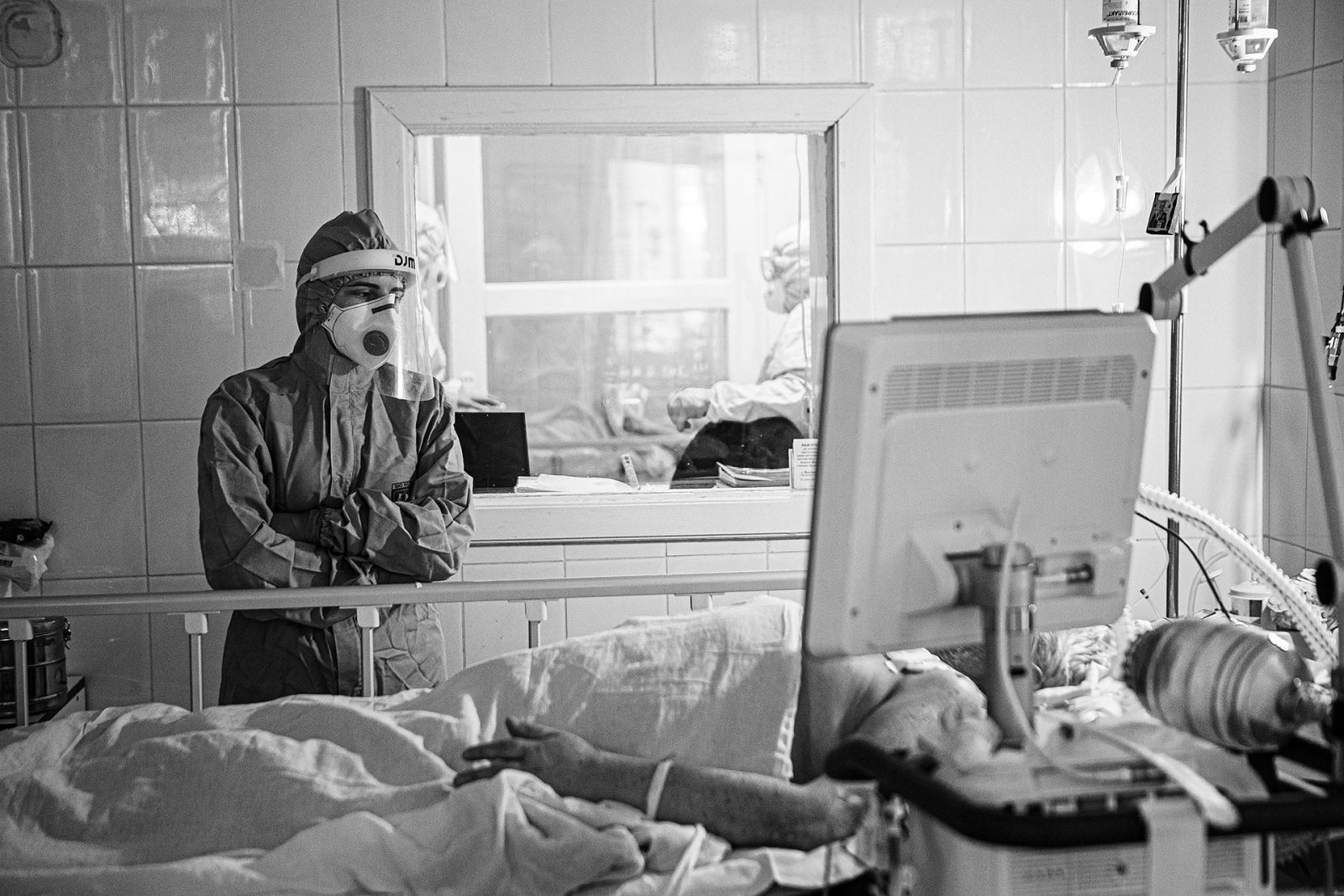 Семеро больных на шесть коек — тяжелые фото COVID-центра в Ужгороде, фото — ФБ С.Гудак