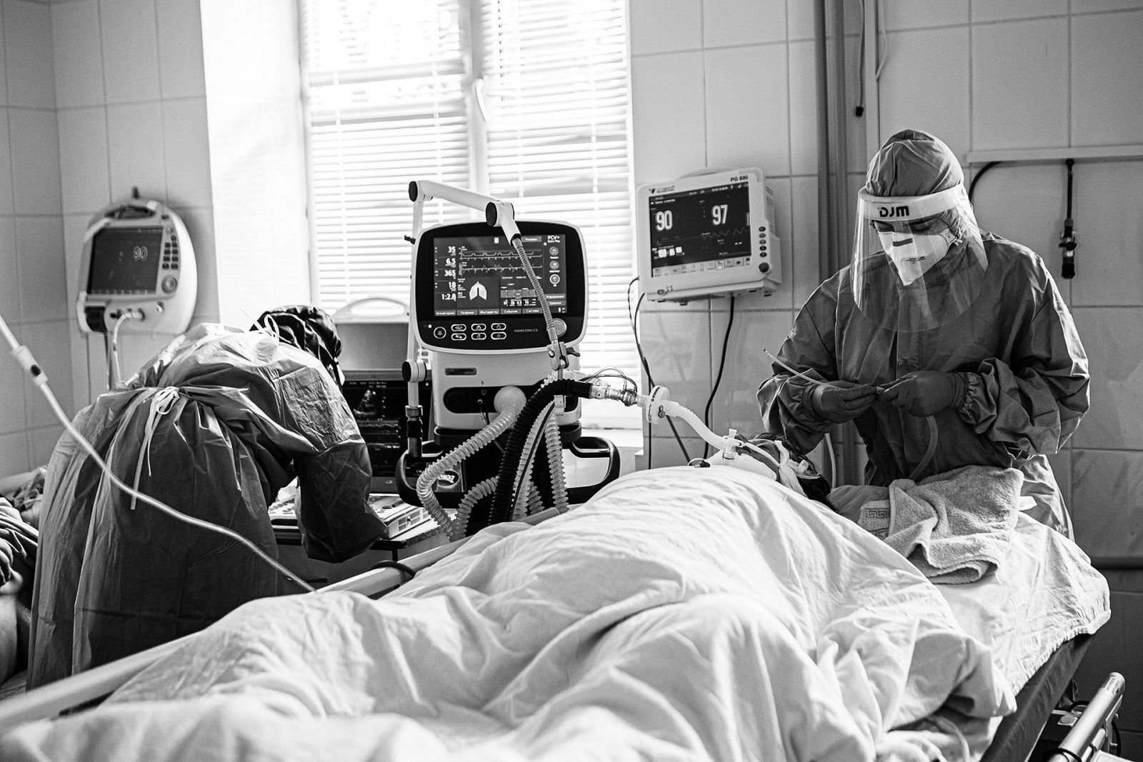 Семеро хворих на шість ліжок — важкі фото з COVID-центру в Ужгороді, фото — Сергій Гудак