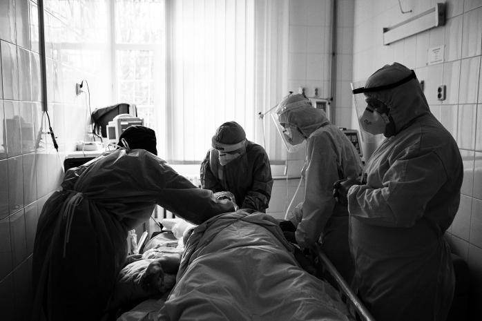 Семеро хворих на шість ліжок — важкі фото з COVID-центру в Ужгороді, фото — ФБ С.Гудак