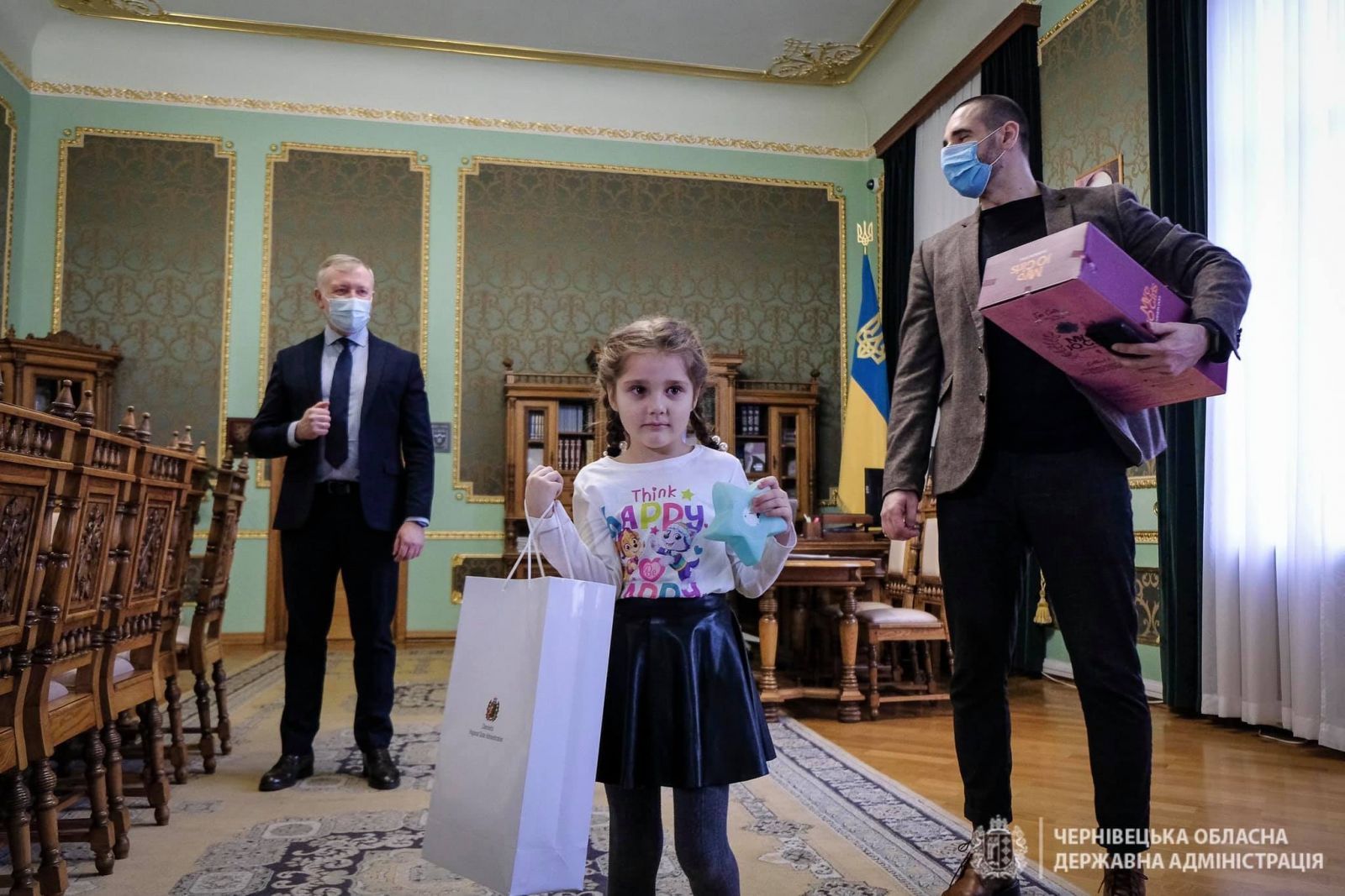 Подарок от Зеленского получила девочка из Черновцов. Фото: Сергей Осадчук