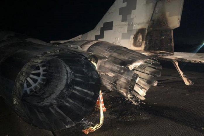 Літак ЗСУ зіштовхнувся з авто на Київщині — фото — новини Києва