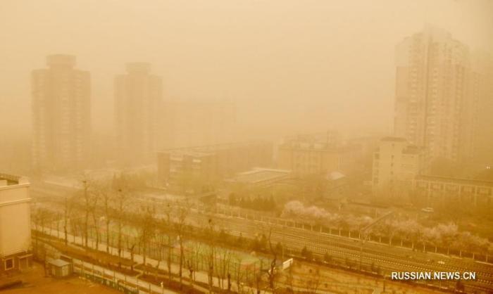 В Китае – масштабная песчаная буря, фото: «Синьхуа»
