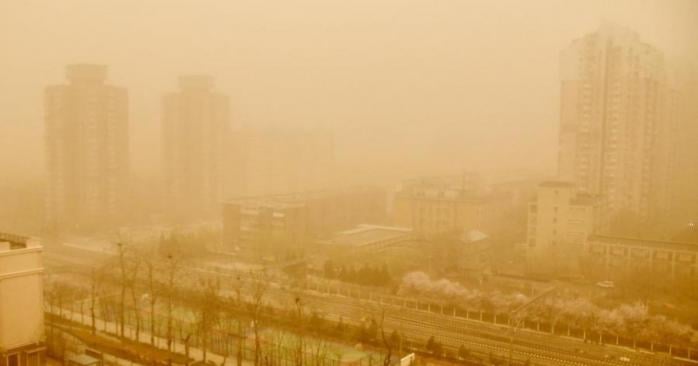 В Китае – масштабная песчаная буря, фото: «Синьхуа»
