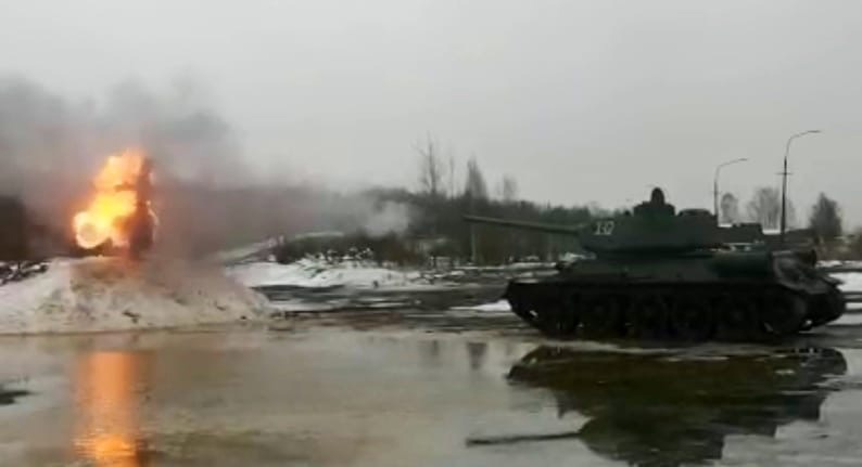 Расстрел из танка. Фото: Комсомольская правда