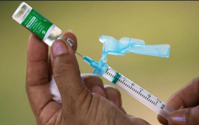 Розчищення ринку для "Спутника V" — в Кабміні пояснили чутки про відмову від вакцини AstraZeneca, фото — AFP