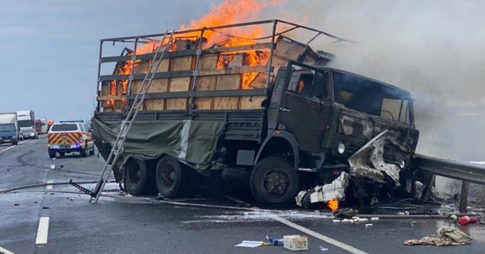 На Хмельниччині військова вантажівка потрапила в ДТП, фото: Національна поліція
