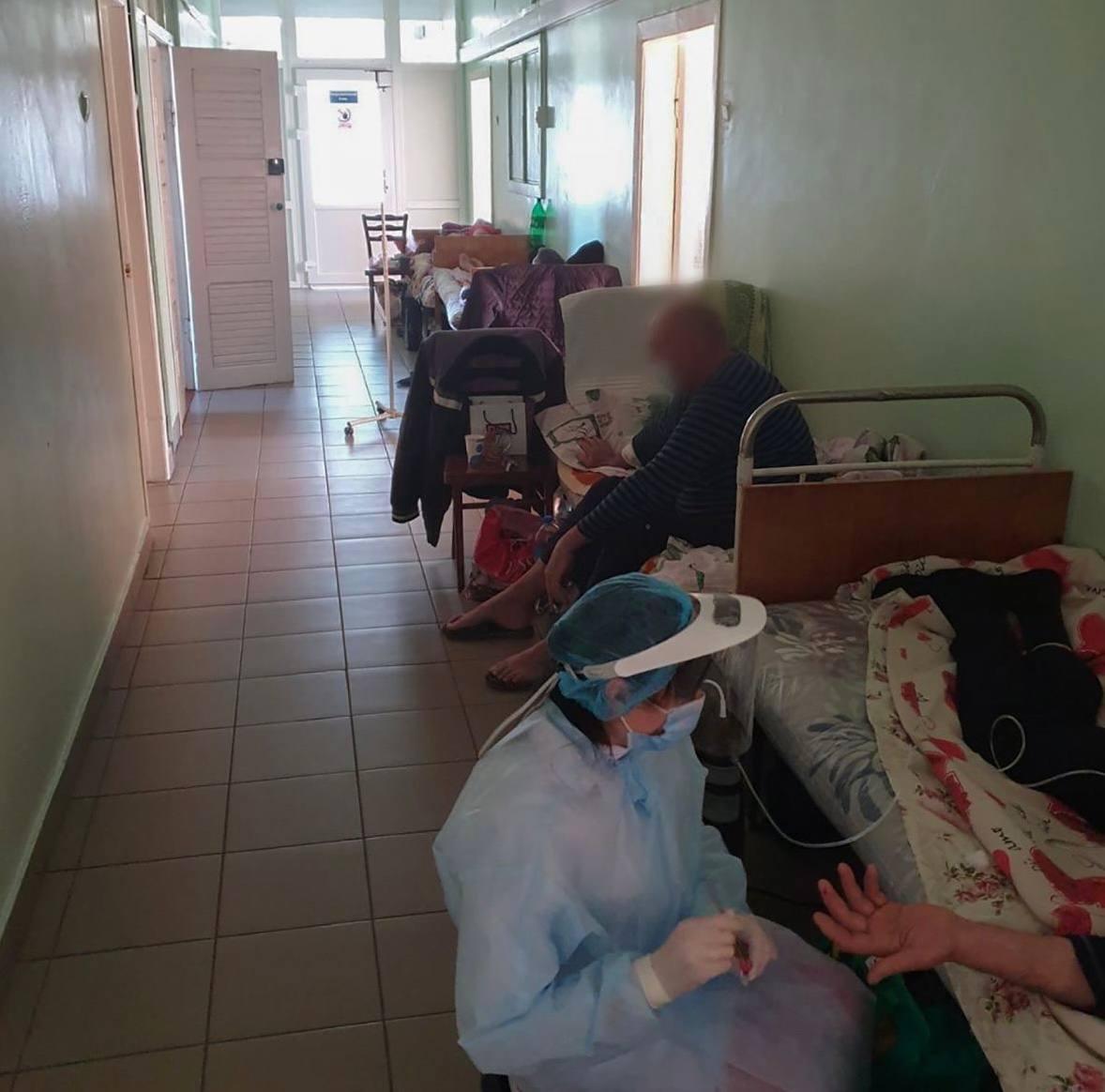 У ковідному відділенні міської лікарні №3 людям доводиться лежати на лікарняних ліжках, встановлених у коридорах, фото: «Украина Сейчас»
