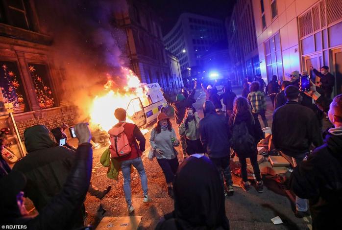 «Киев отдыхает» — протесты в Англии переросли в вандализм, поджоги авто и драки