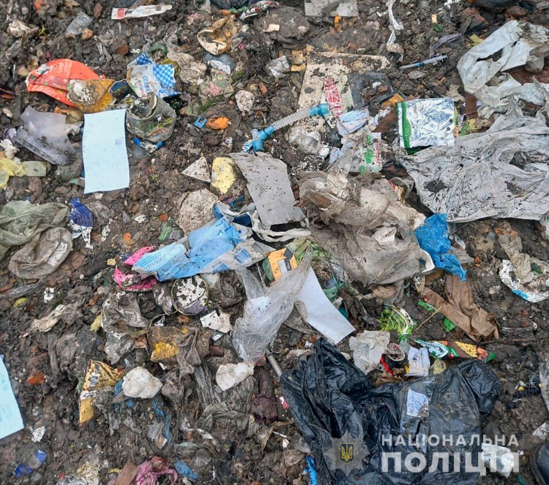 40 т медицинского мусора из Львова сбросили возле Житомира. Фото: Нацполиция