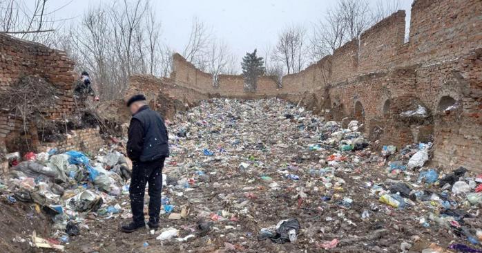 40 т медицинского мусора из Львова сбросили возле Житомира. Фото: Нацполиция
