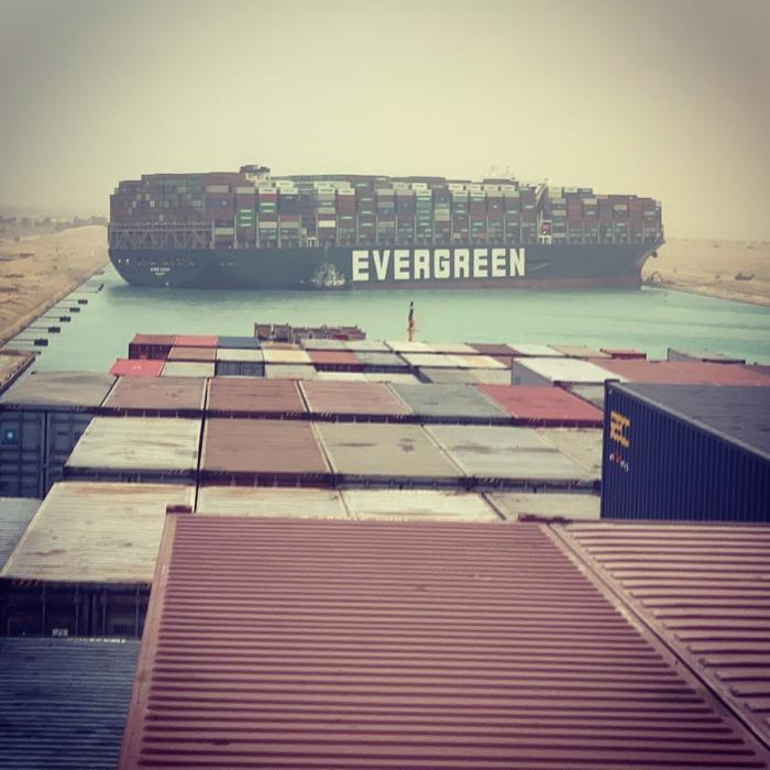 100 кораблів застрягли у Суецькому каналі через контейнеровоз, фото: Marcel Dirsus