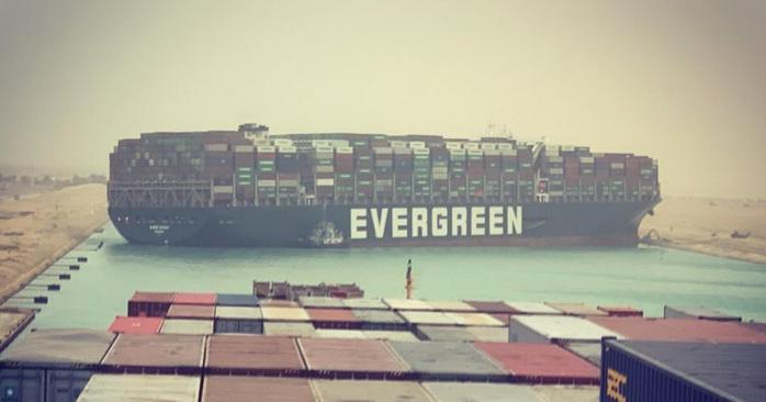 100 кораблів застрягли у Суецькому каналі через контейнеровоз, фото: Marcel Dirsus 