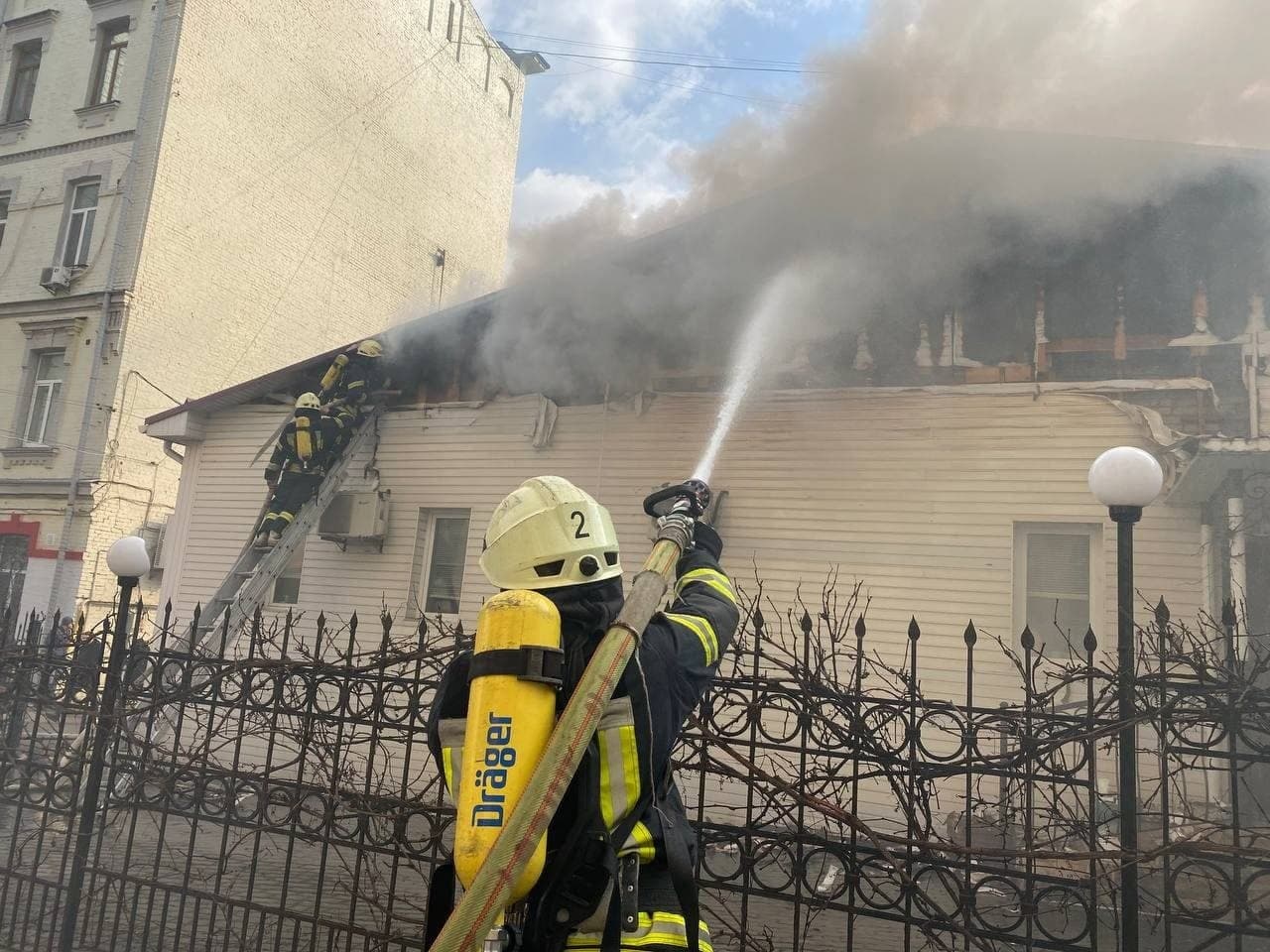 В центрі Києва загорівся ресторан, рух паралізовано, фото — ДСНС