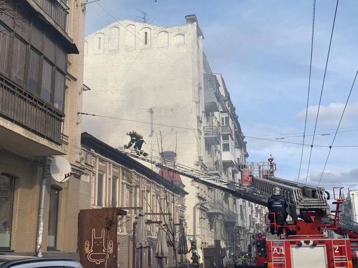 В центре Киева загорелся ресторан, движение парализовано, фото — ГСЧС