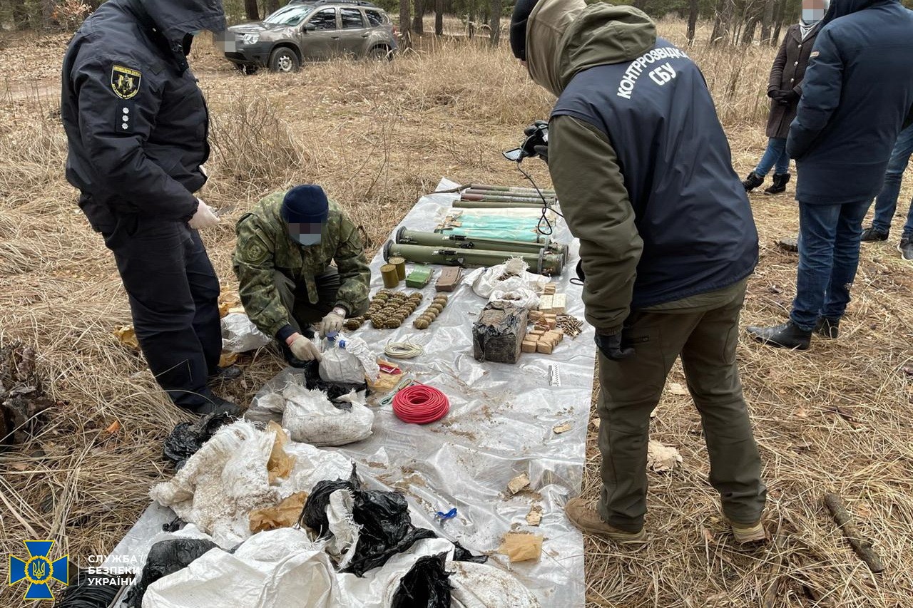 Схрон с российским оружием нашли у боевика ЛНР. Фото: СБУ