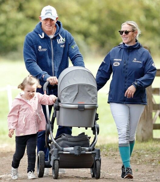 Зара и Майк Тиндалл на прогулке со старшей дочерью и новорожденным сыном, фото: Daily Mail