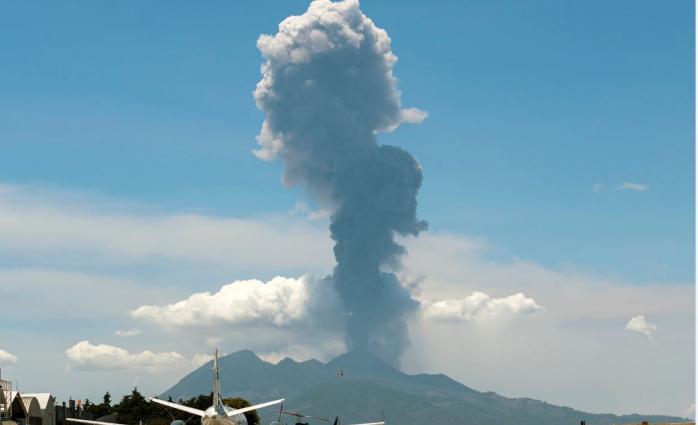 Вулкан в Гватемале выбрасывает двухкилометровые потоки лавы