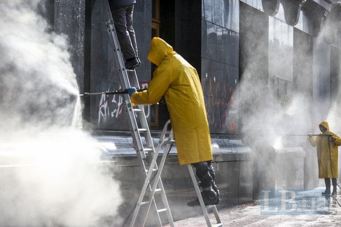 Офис Зеленского продолжают отмывать от граффити, фото: LB.ua