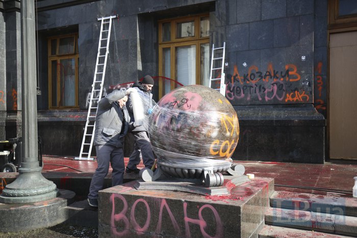 Офис Зеленского продолжают отмывать от граффити, фото: LB.ua