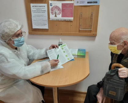 В Киеве от коронавируса начали вакцинировать людей старше 80 лет. Фото: Укринформ