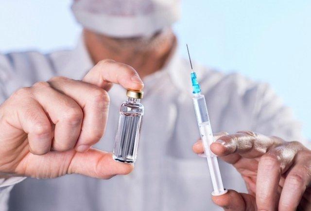 Вакцинацію від коронавірусу критикує майже половина українців. Фото: 12 канал